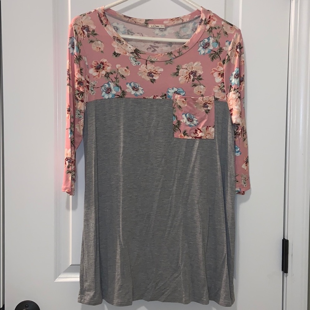 3/4 Sleeve Gray and Pink Floral Top Size Large